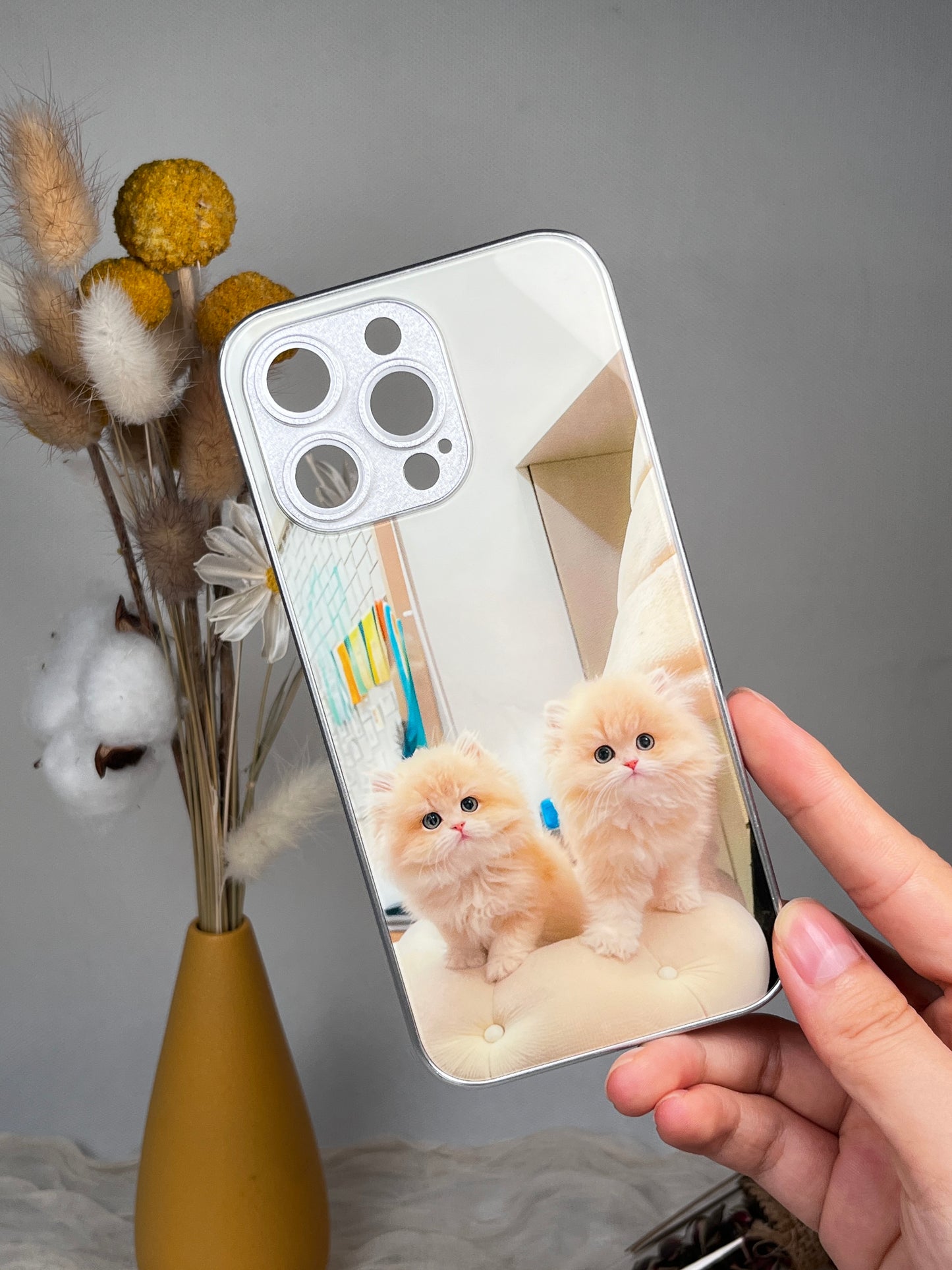 Dê um toque especial ao seu telemóvel com uma capa personalizada com o tema dos gatos!