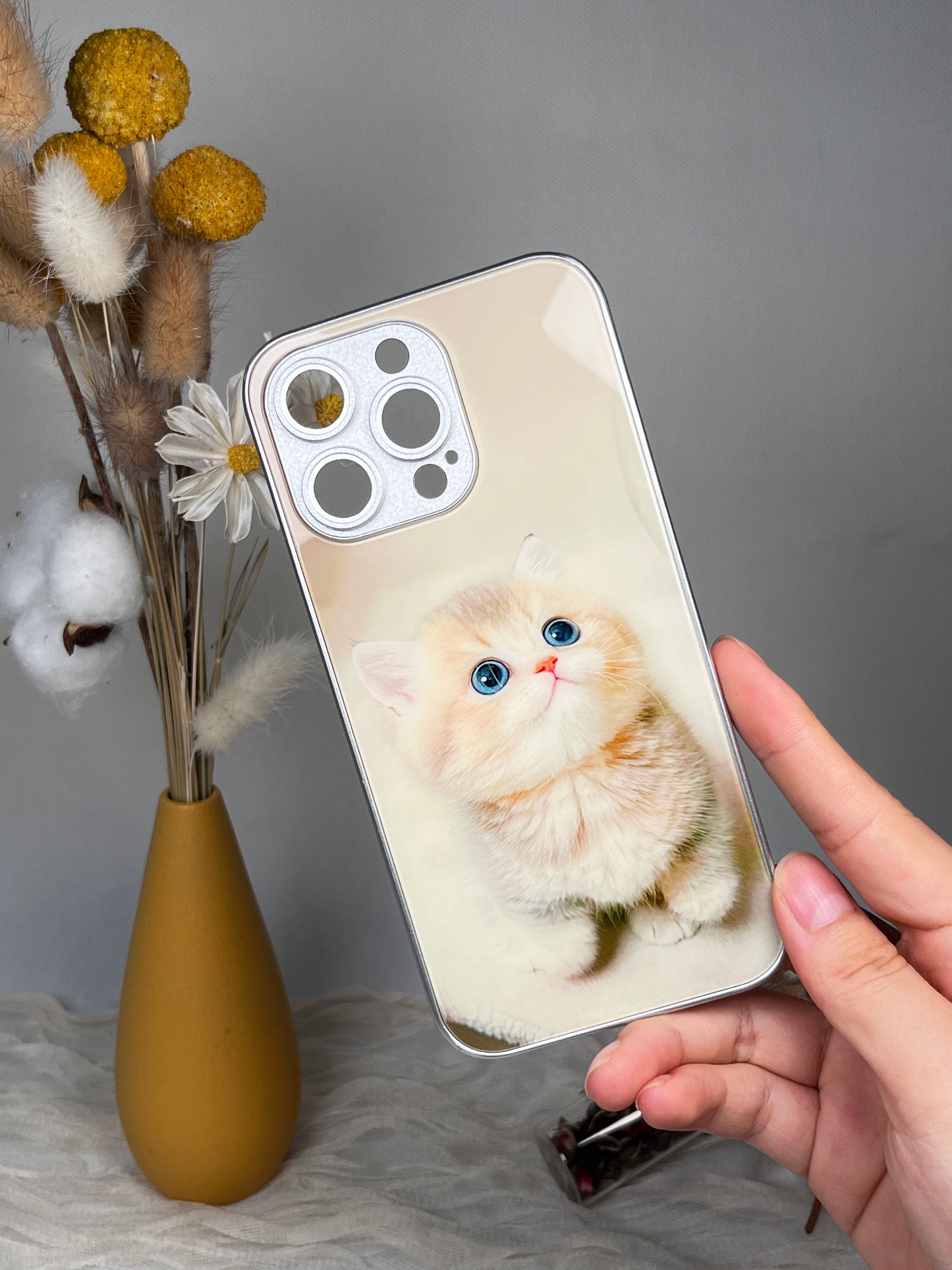 Dê um toque especial ao seu telemóvel com uma capa personalizada com o tema dos gatos!