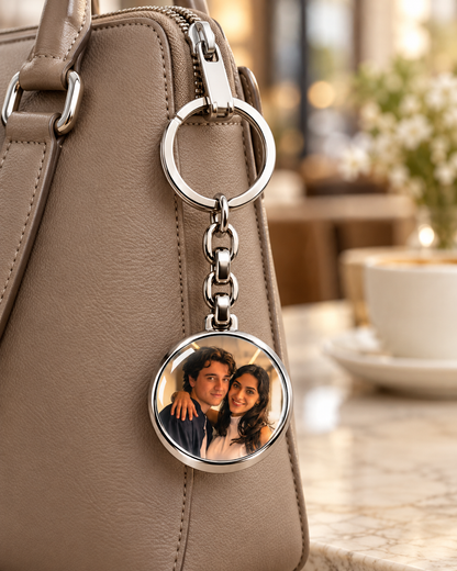 A melhor ideia de presente! O seu animal de estimação, os seus entes queridos, porta-chaves personalizado com retrato chibi para todas as ocasiões.